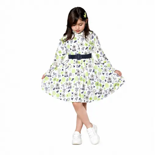 فستان بناتي أبيض مزين بالورود الخضراء وحزام كحلي